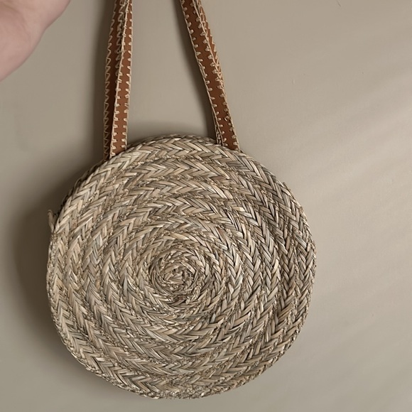 Large handheld straw tote bag (adorable for summer and the beach!!) - Picture 5 of 9